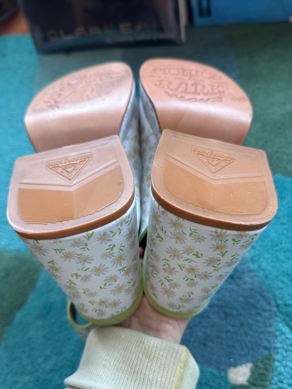Fluevog NEARLY NEW Picnic Charleson white/green daisies buckle platform sandal-9 - Picture 16 of 16